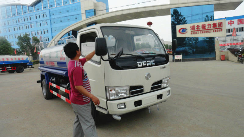 正在給5噸<a href=http://www.tjclpt.cn/ssc target=_blank class=infotextkey>灑水車</a>做出廠前準備