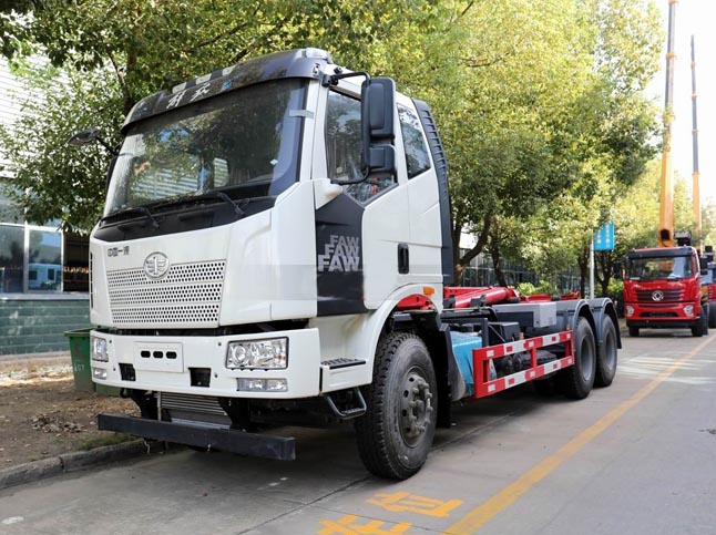 國六解放J6后雙橋勾臂式垃圾車(垃圾中轉站配套)