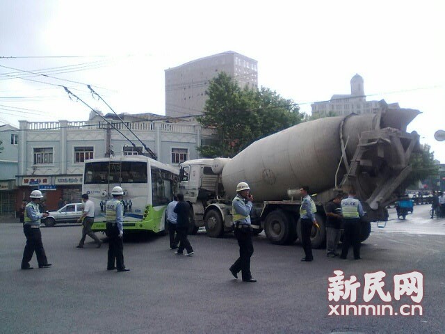一輛19路電車在新閘路成都北路路口被一輛水泥<a href=http://www.tjclpt.cn/jbc/ target=_blank class=infotextkey>攪拌車</a>攔腰撞擊，車毀嚴重。通訊員 殷佳維 攝