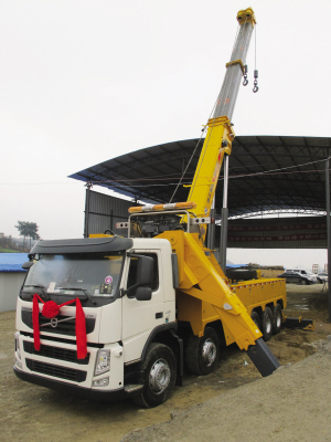 昨日，目前國(guó)內(nèi)最大噸位的道路<a href=http://www.tjclpt.cn/qzc/ target=_blank class=infotextkey>清障車</a>正式“落戶”貴陽(yáng)。該清障車車價(jià)近300萬元，集吊裝、拖車于一體，最大起吊高度13.2米，最大拖牽重量54噸，最大起吊重量60噸，可安全快速地對(duì)交通事故中側(cè)翻的重型貨車、重型<a href=http://www.tjclpt.cn/ygc/ target=_blank class=infotextkey>油罐車</a>等進(jìn)行起吊、救援和拖運(yùn)，及時(shí)恢復(fù)現(xiàn)場(chǎng)交通。曾秦 攝