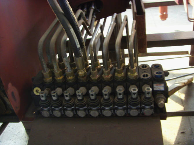  多路換向閥是<a href=http://www.tjclpt.cn/scd/ target=_blank class=infotextkey>隨車吊</a>的操作系統