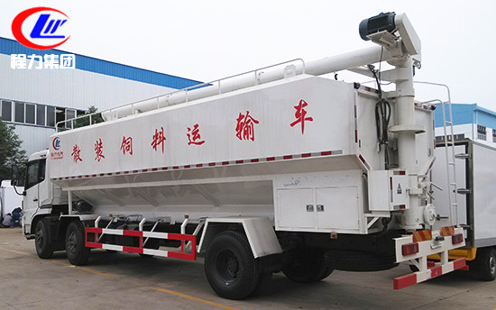 30立方東風(fēng)天錦小三軸飼料車(chē)