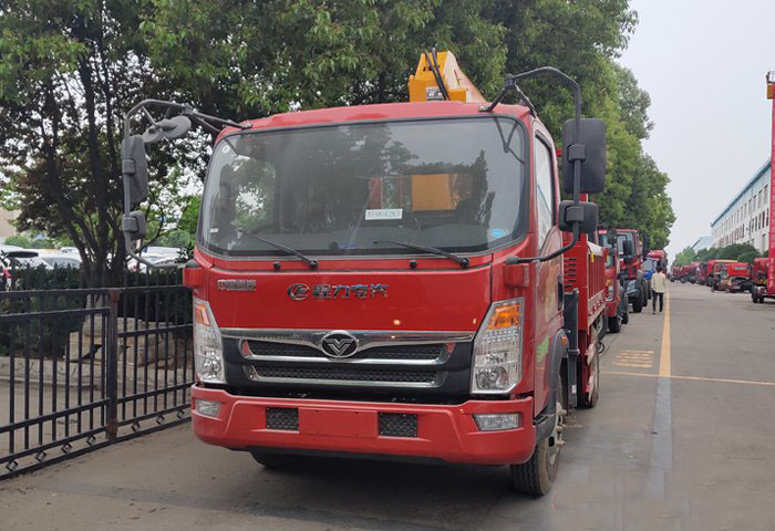 程力隨車(chē)吊5噸重汽豪曼隨車(chē)吊圖片2