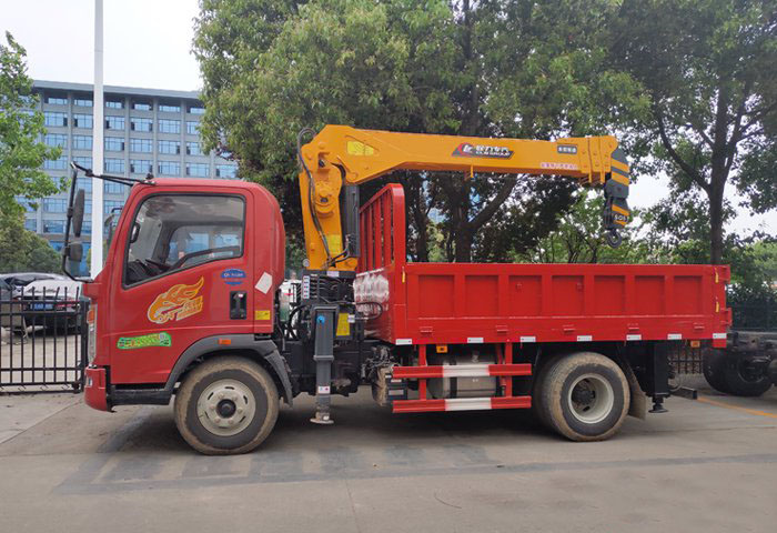 程力隨車(chē)吊5噸重汽豪曼隨車(chē)吊圖片3