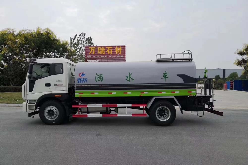 福田瑞沃14.7方灑水車(chē)圖片2