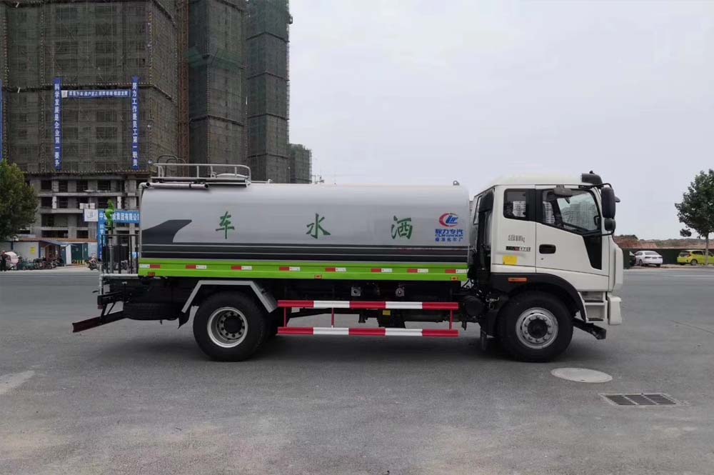 福田瑞沃14.7方灑水車(chē)圖片3